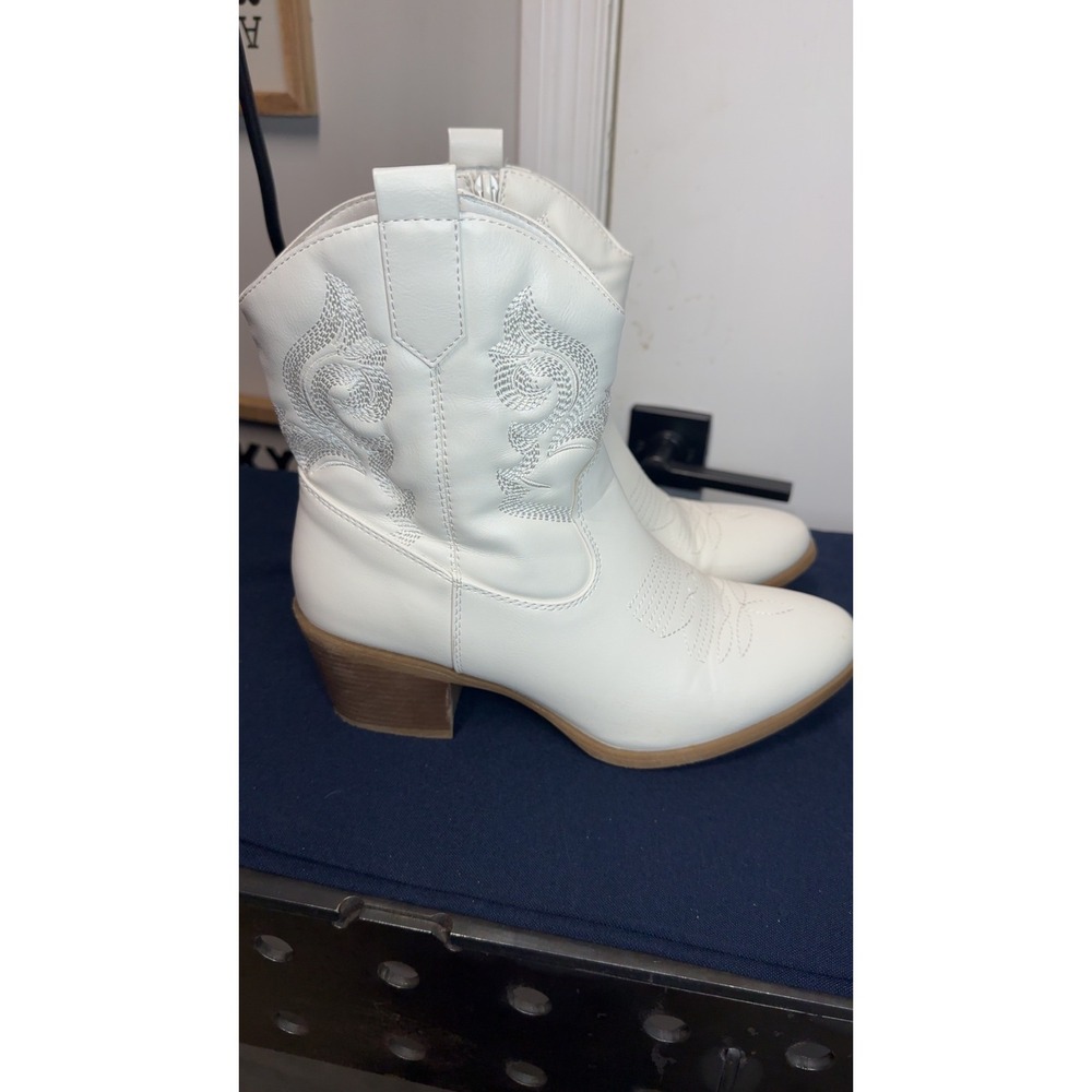 White Faux Leather Embroidered‎ Western Cowgirl | Size 8.5